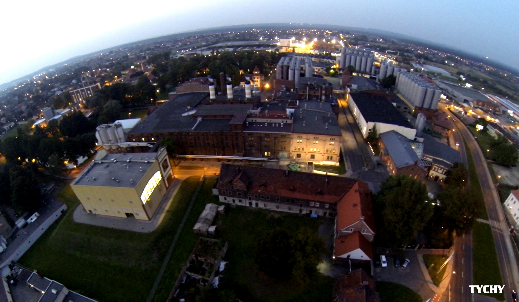 browary tyskie o zmroku KODIA DRONES TYCHY z lotu ptaka