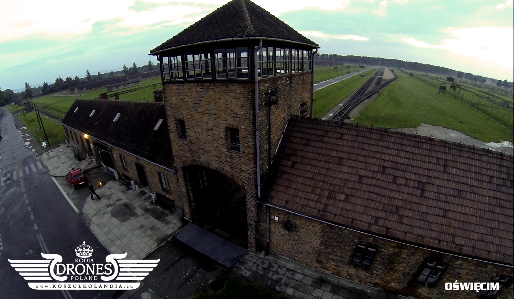 oswięcim aushwitz birkenau brama śmierci z lotu ptaka kodia drones koszulkolandia oświęcim obóz koncentracyjny